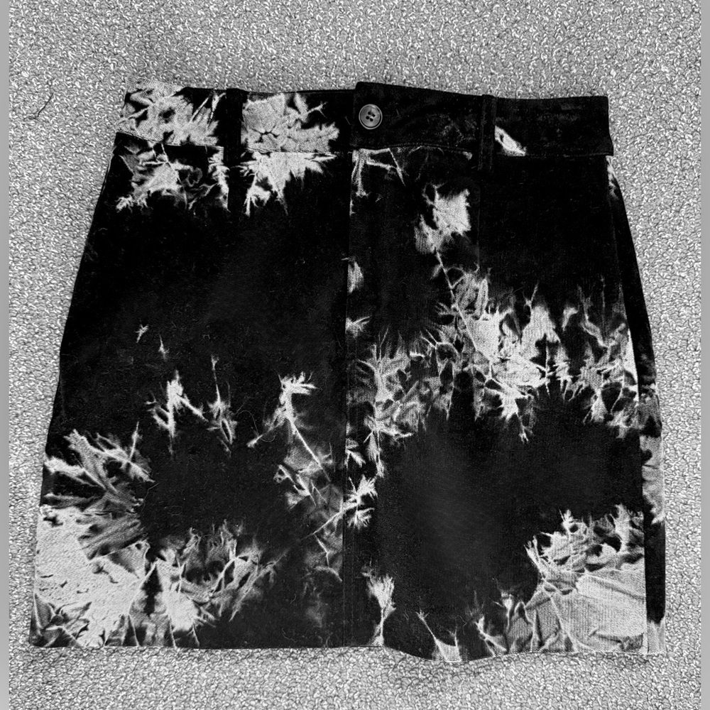 Black and white Graphic mini Skirt- velvet-like.  Button zip front.